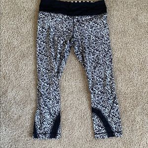Lululemon animal print running crop size 6